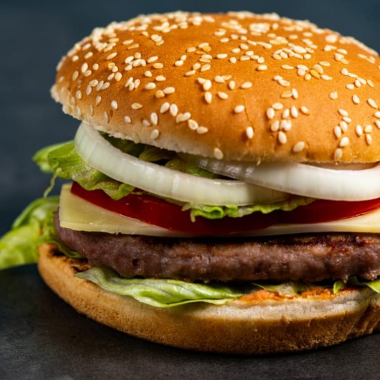 Delicious Cheeseburgers: A Crowd Favorite